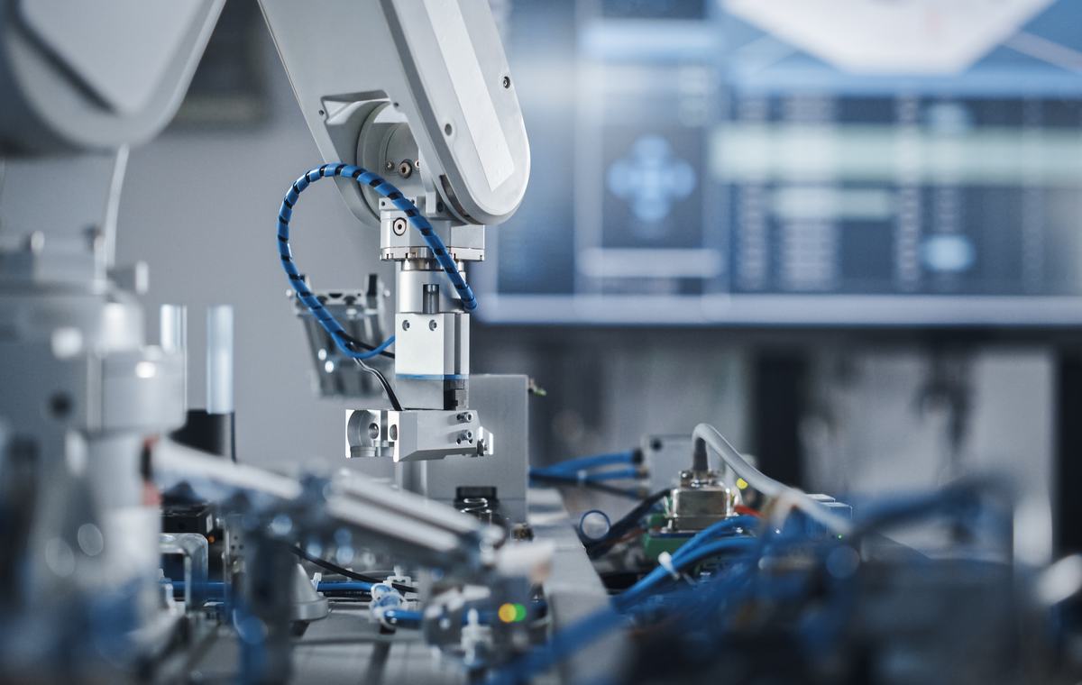 Braço robótico em linha de automação industrial
