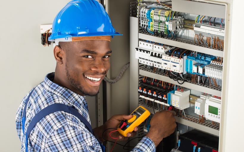 Técnico da 100ci fazendo manutenção em painel industrial